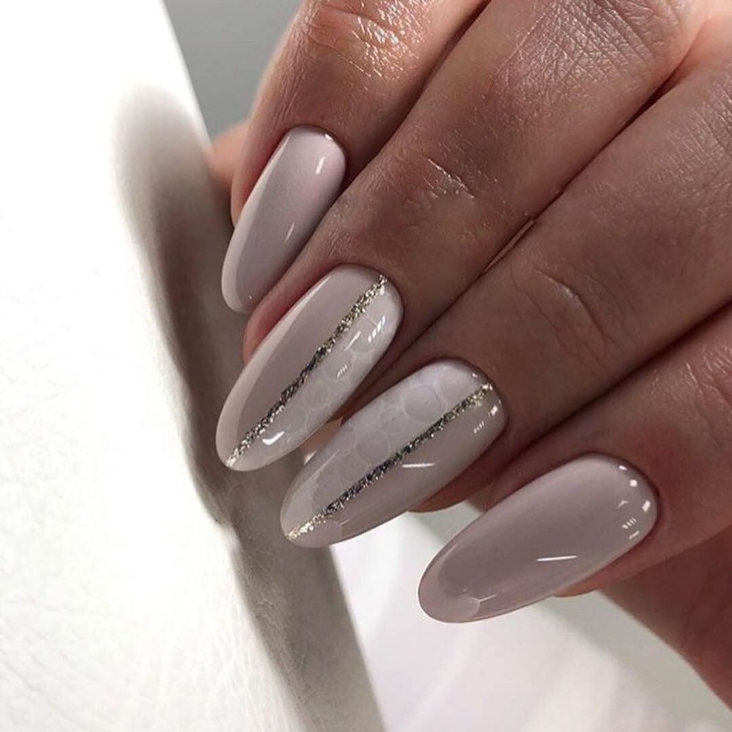 Зеркальный маникюр розовый