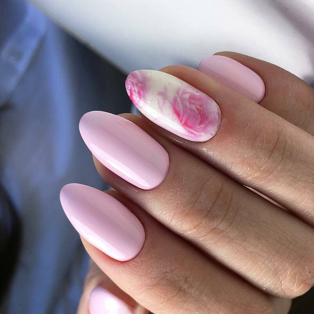 Розовый маникюр с втиркой