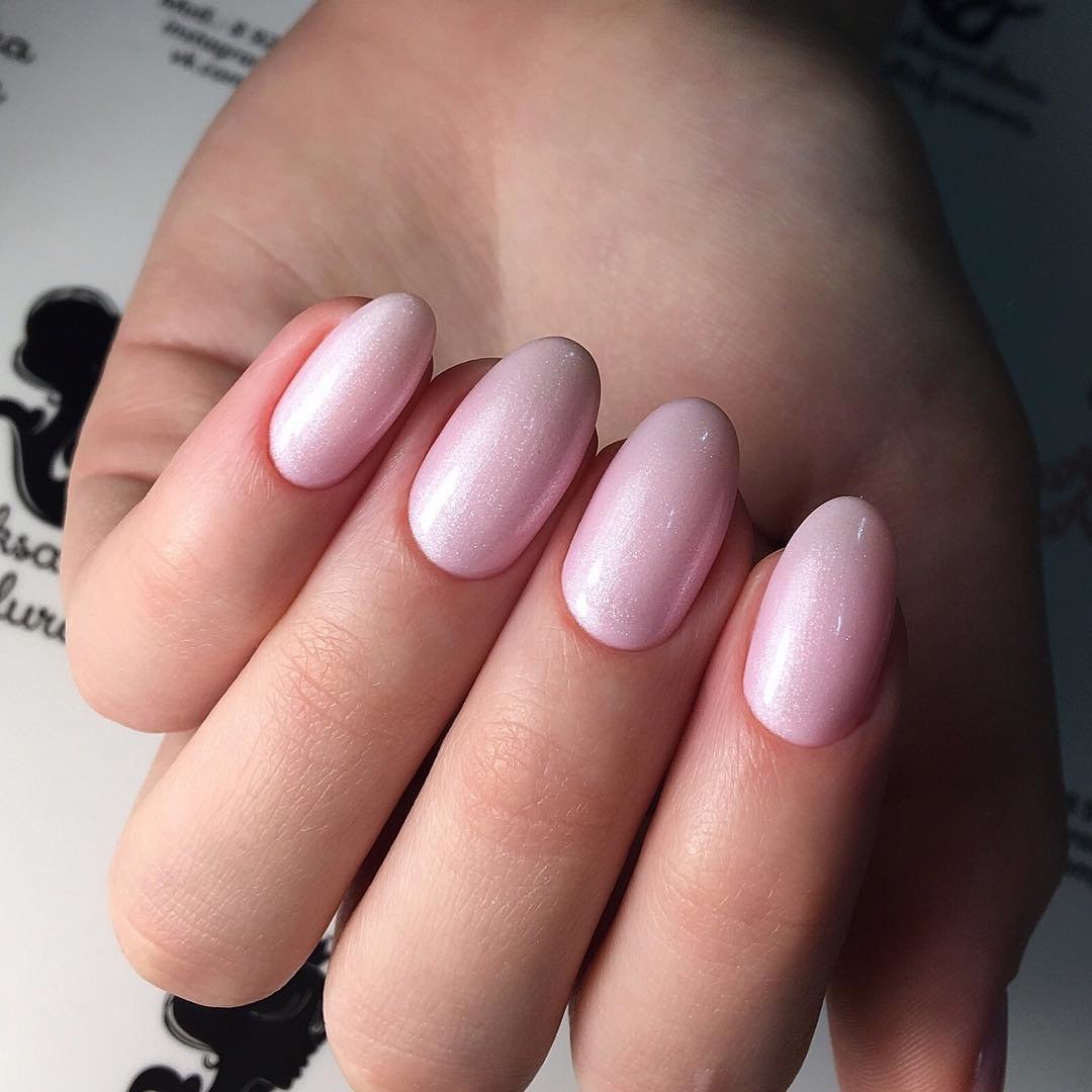 Маникюр розовый перламутровый