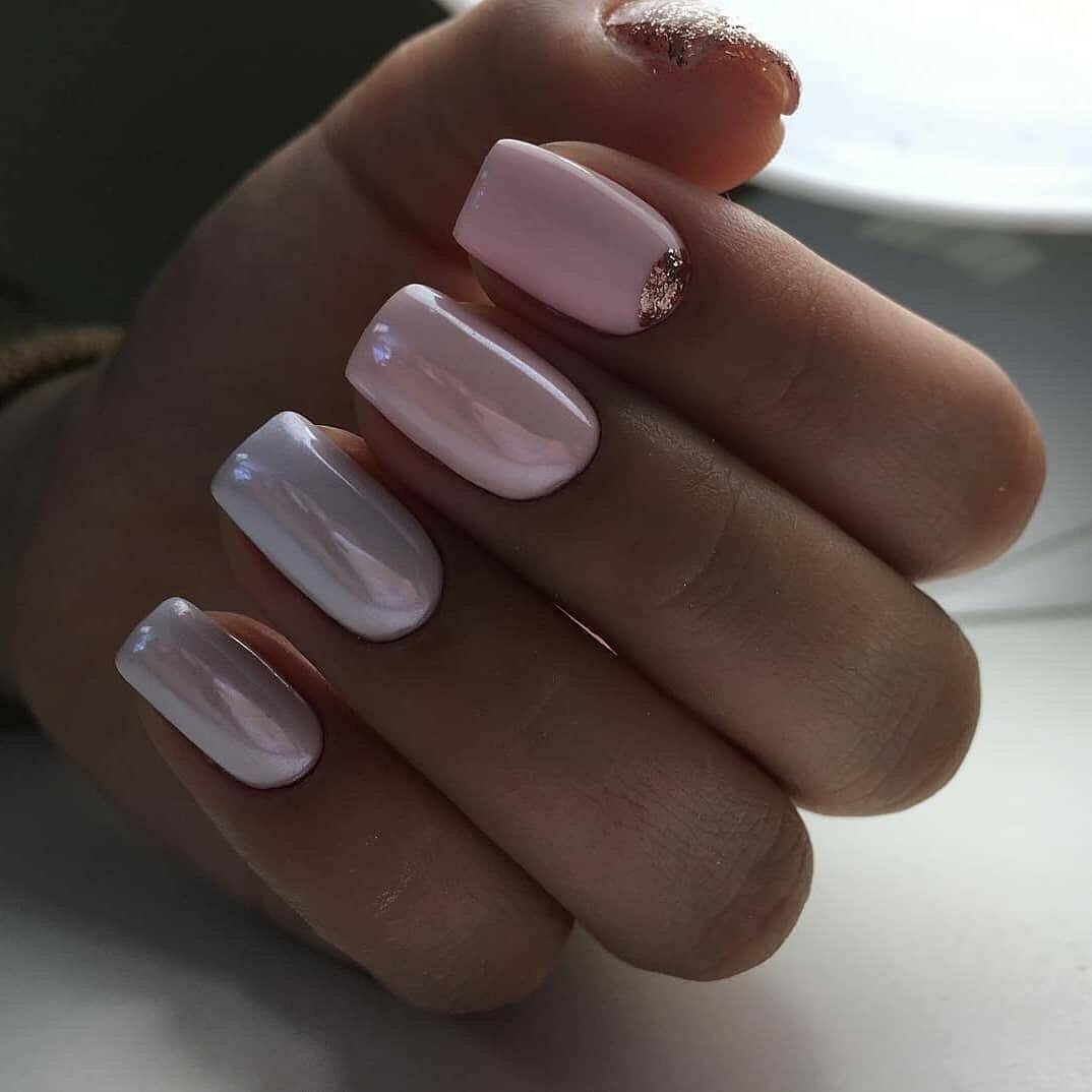 Бежевый перламутровый маникюр