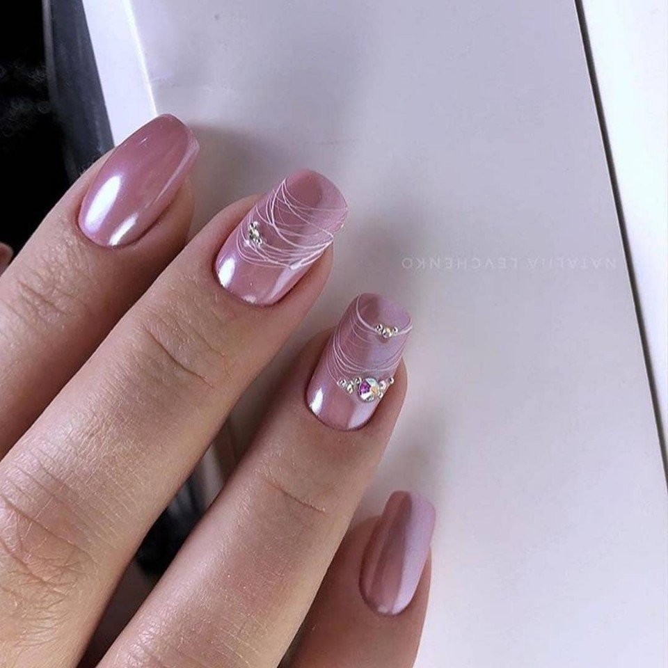 Прозрачно розовый маникюр