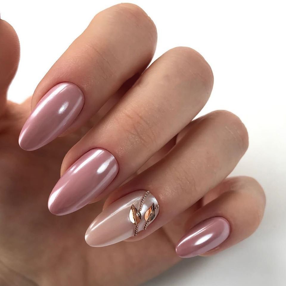 Бежевый перламутровый маникюр