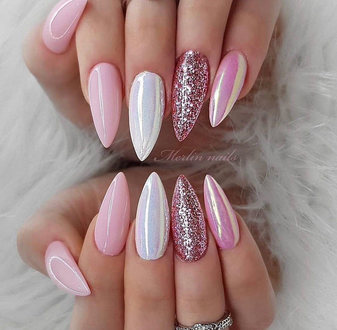 Нюдовый жемчужный маникюр