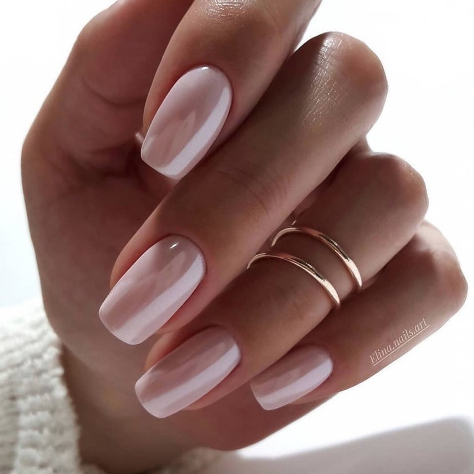 Светло розовый маникюр с втиркой