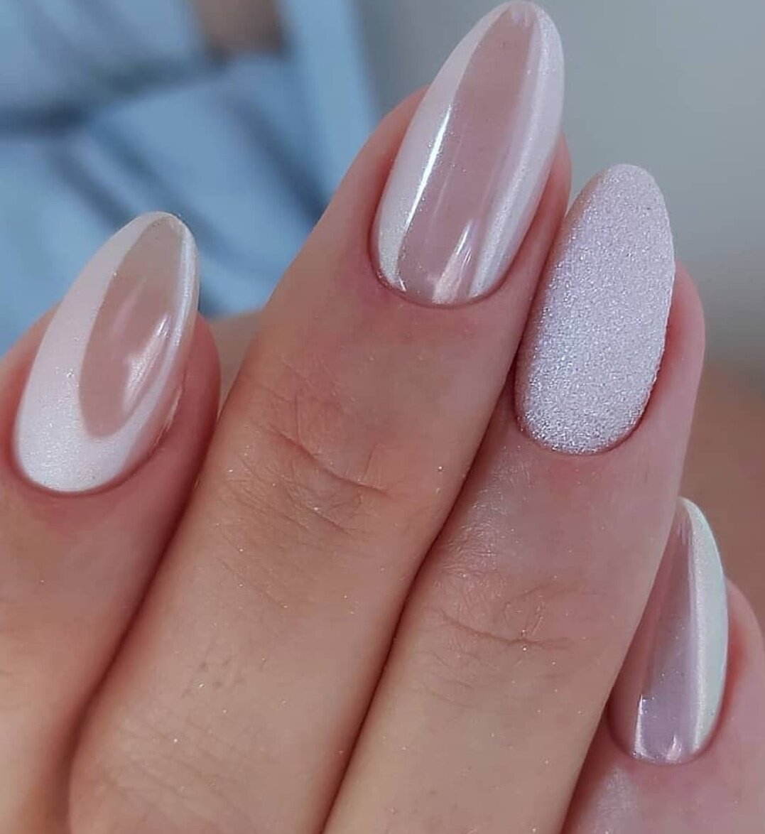 Бело розовый маникюр с втиркой