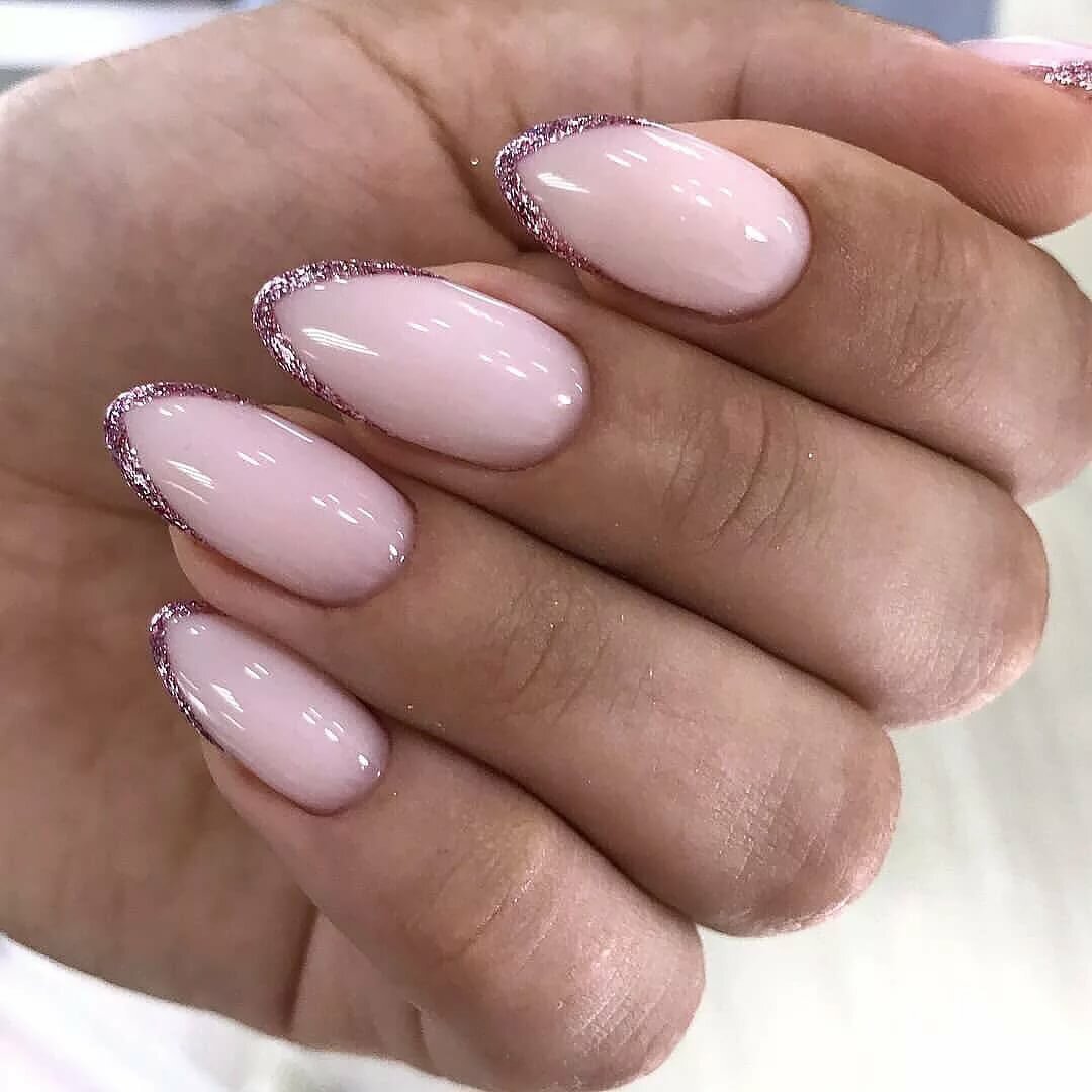 Маникюр в пастельных тонах с перламутром