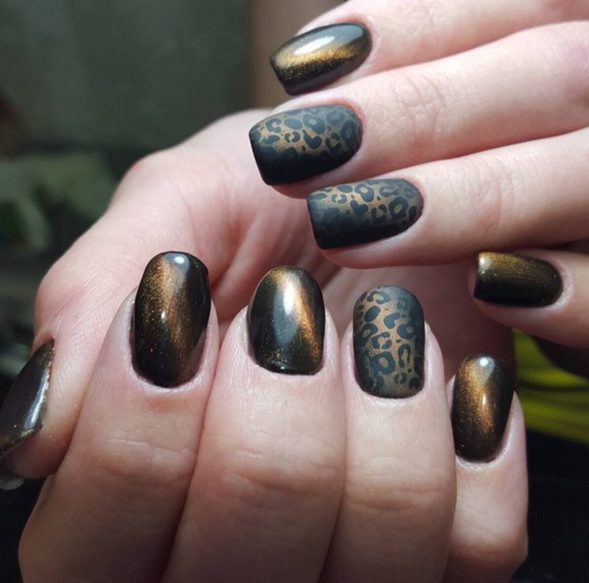 Стильный коричневый маникюр