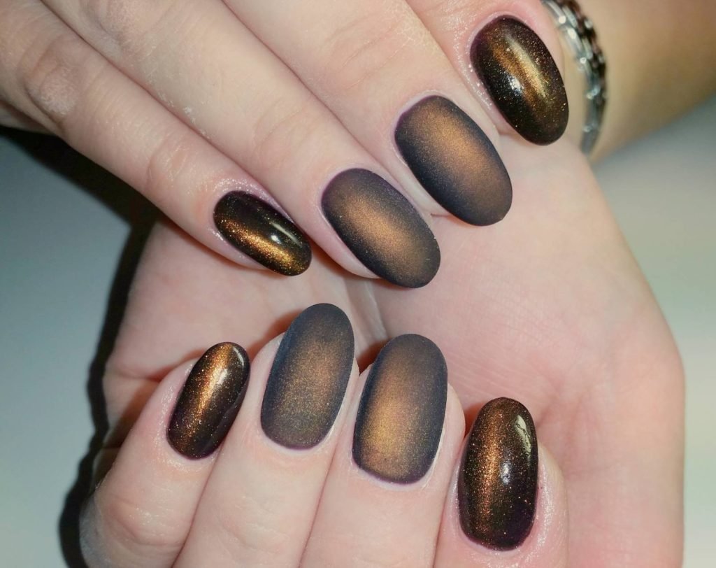 Маникюр черный кошачий глаз