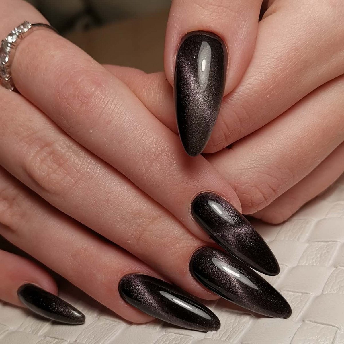 Маникюр кошачий глаз коричневый с дизайном