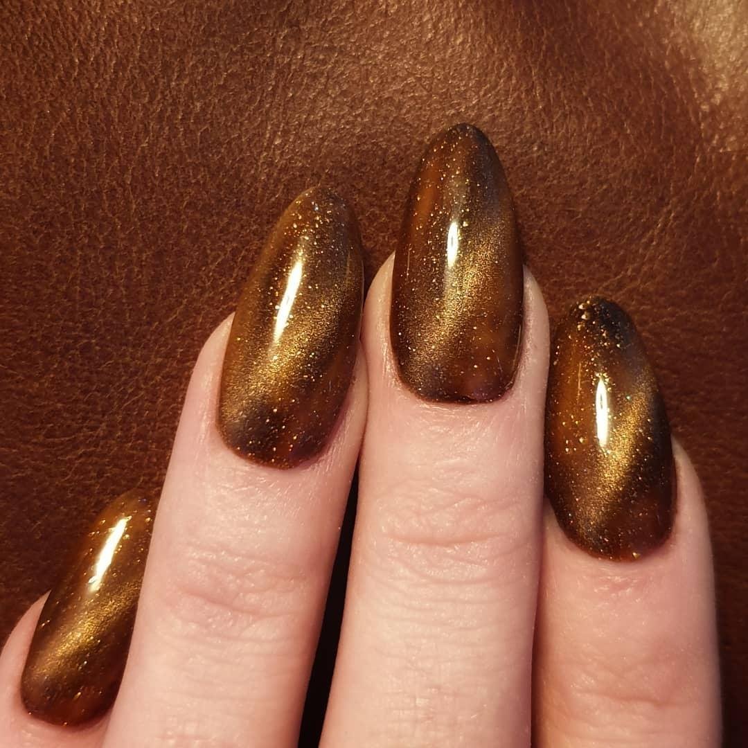 Маникюр в темных тонах