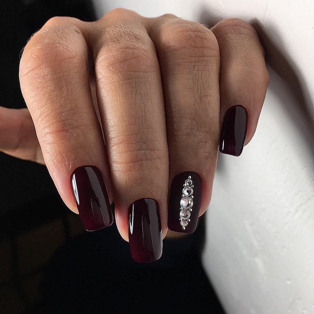 Бордовые квадратные ногти
