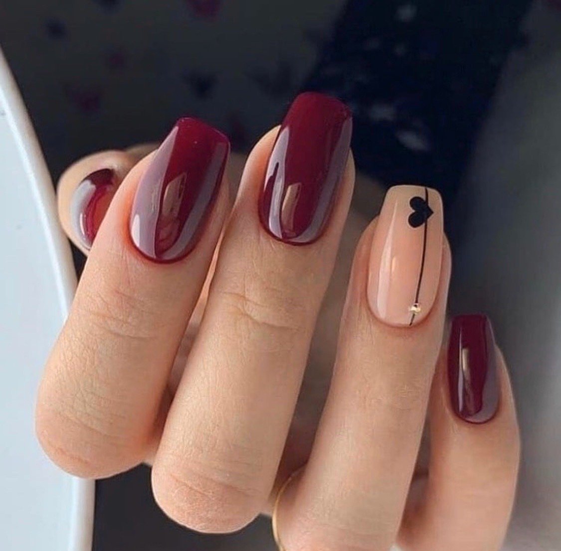 Бордовый маникюр на короткие квадратные ногти