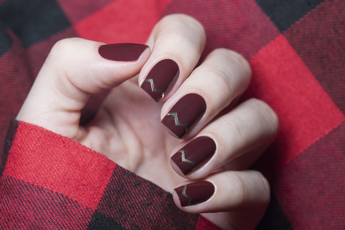 Маникюр бордовый с серым