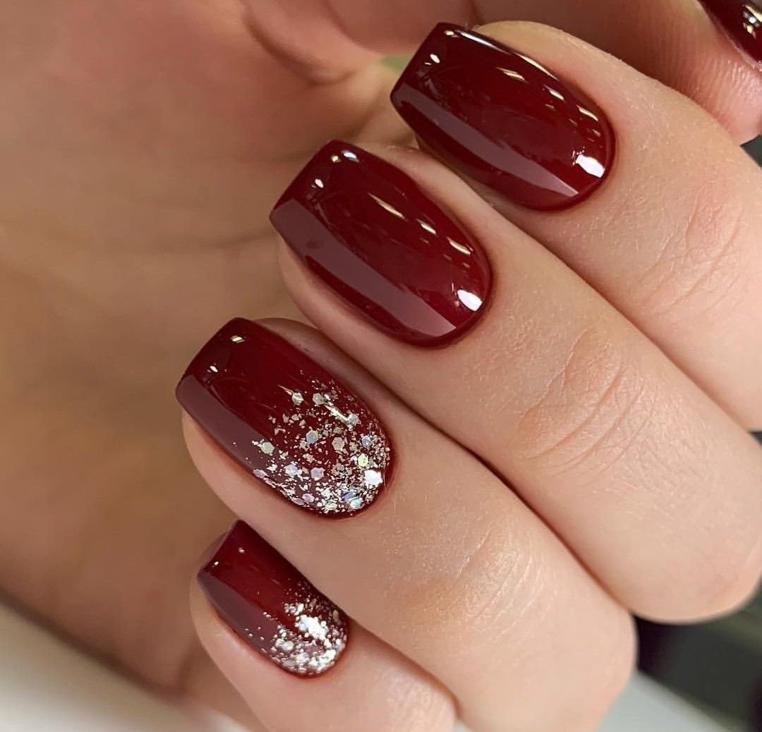 Красные ногти мягкий квадрат