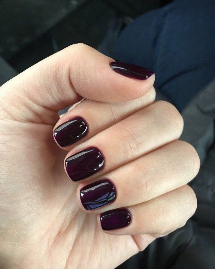 Темный маникюр на короткие ногти