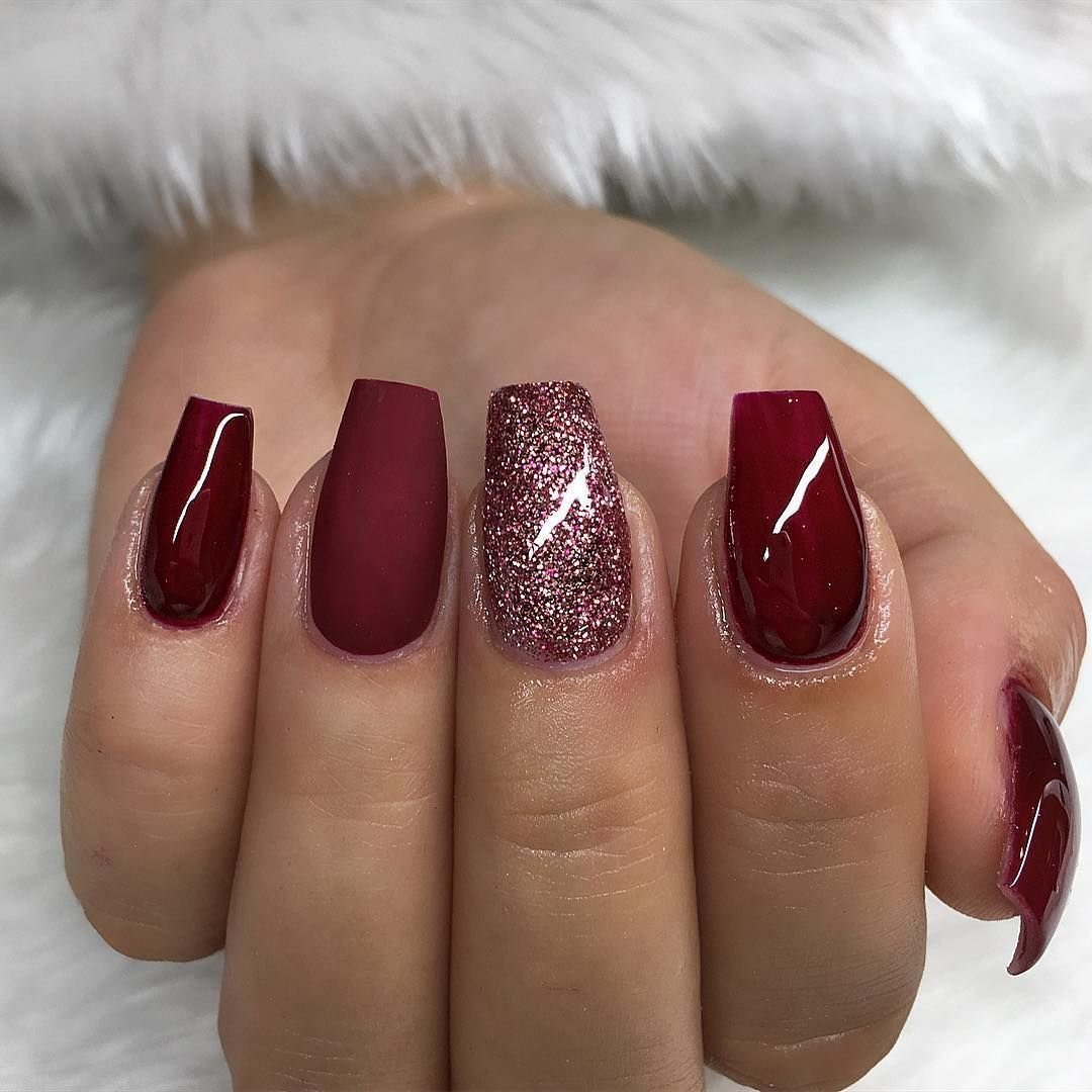 Маникюр бордовый с бежевым