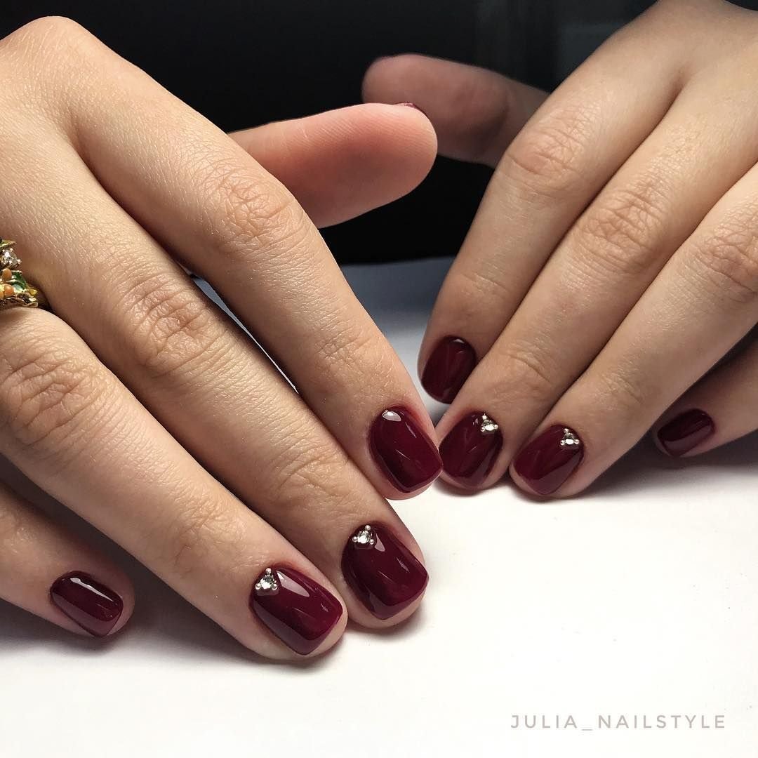 Темно красный матовый маникюр