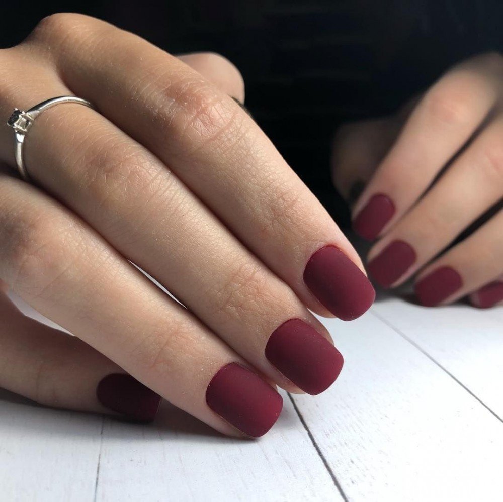 Маникюр бордовый с белым
