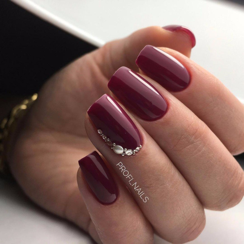 Бордовые концы ногтей