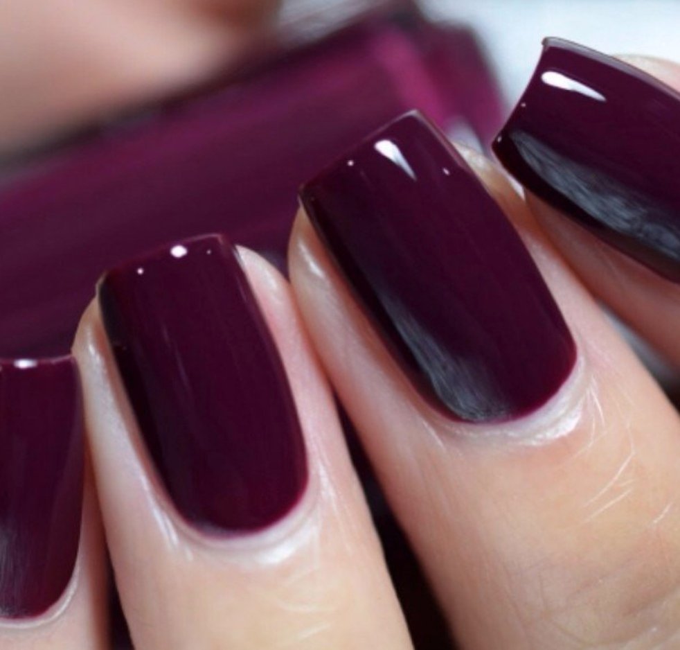 Осенний маникюр бордовый