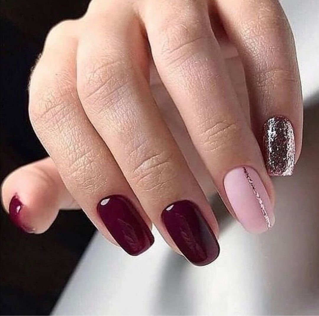 Темно-красный маникюр