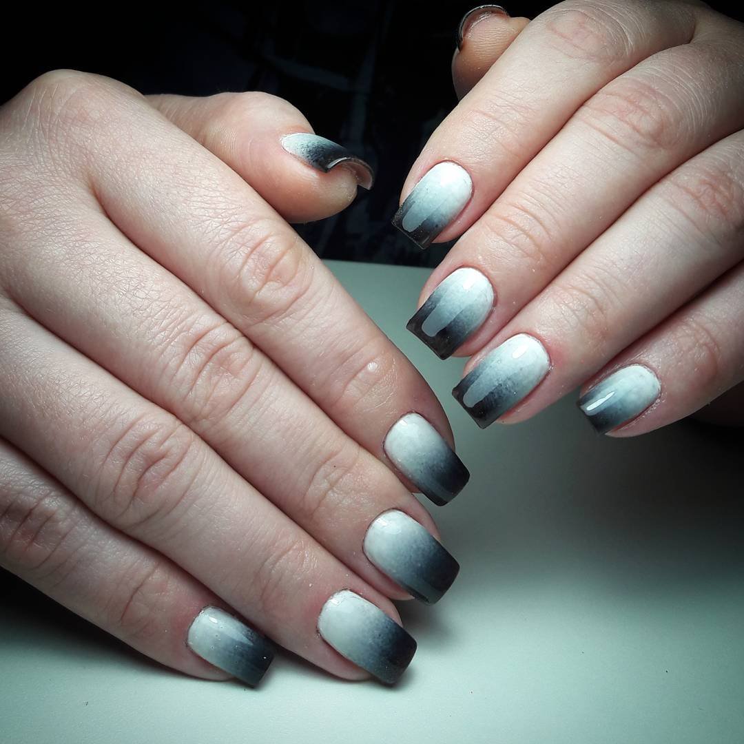Синее омбре на ногтях
