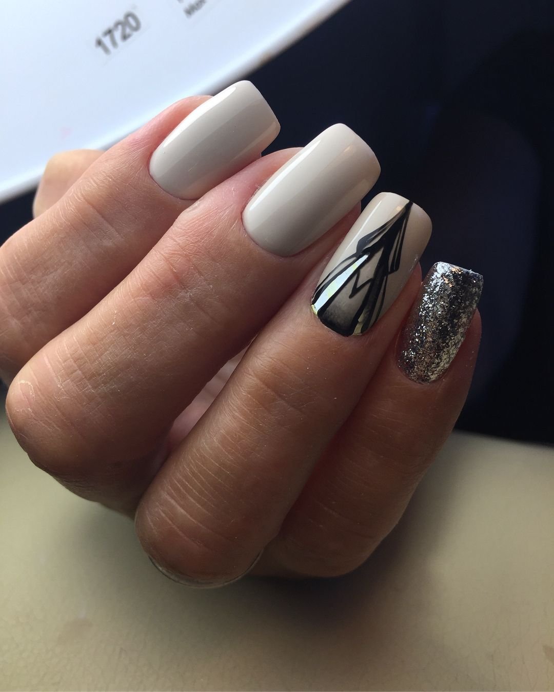 Строгий маникюр для офиса