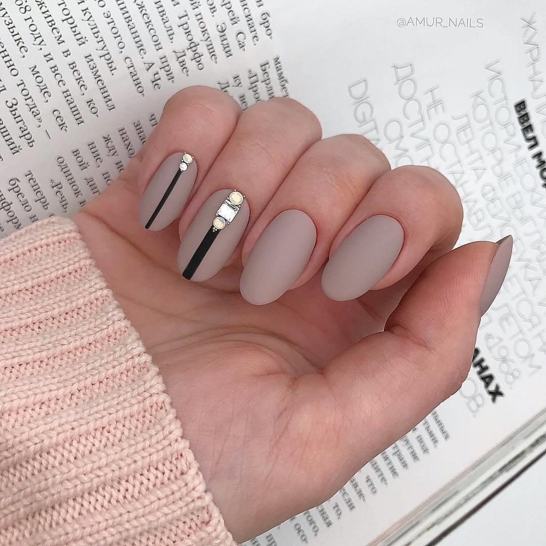 Маникюр с полоской посередине