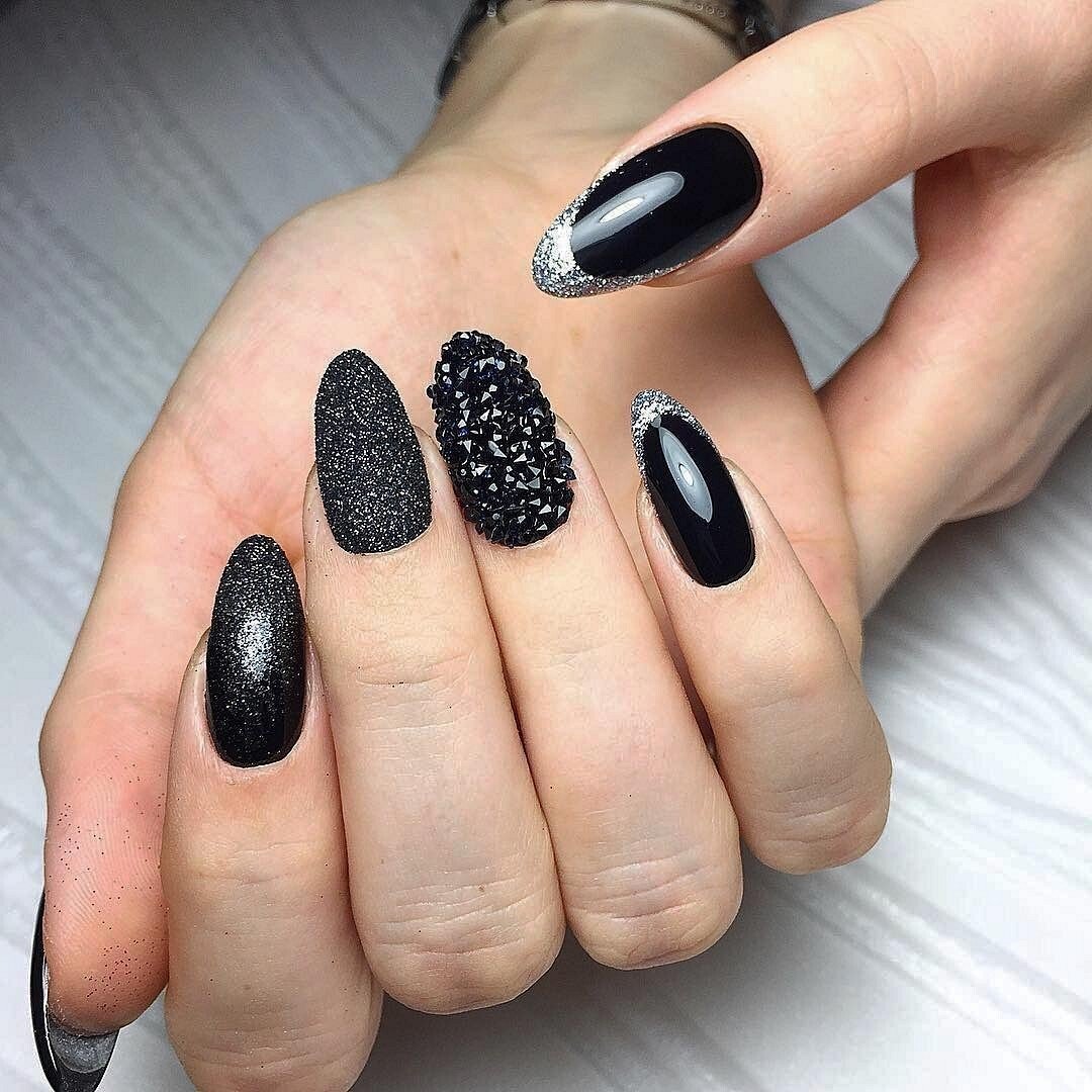 Красивый черный маникюр