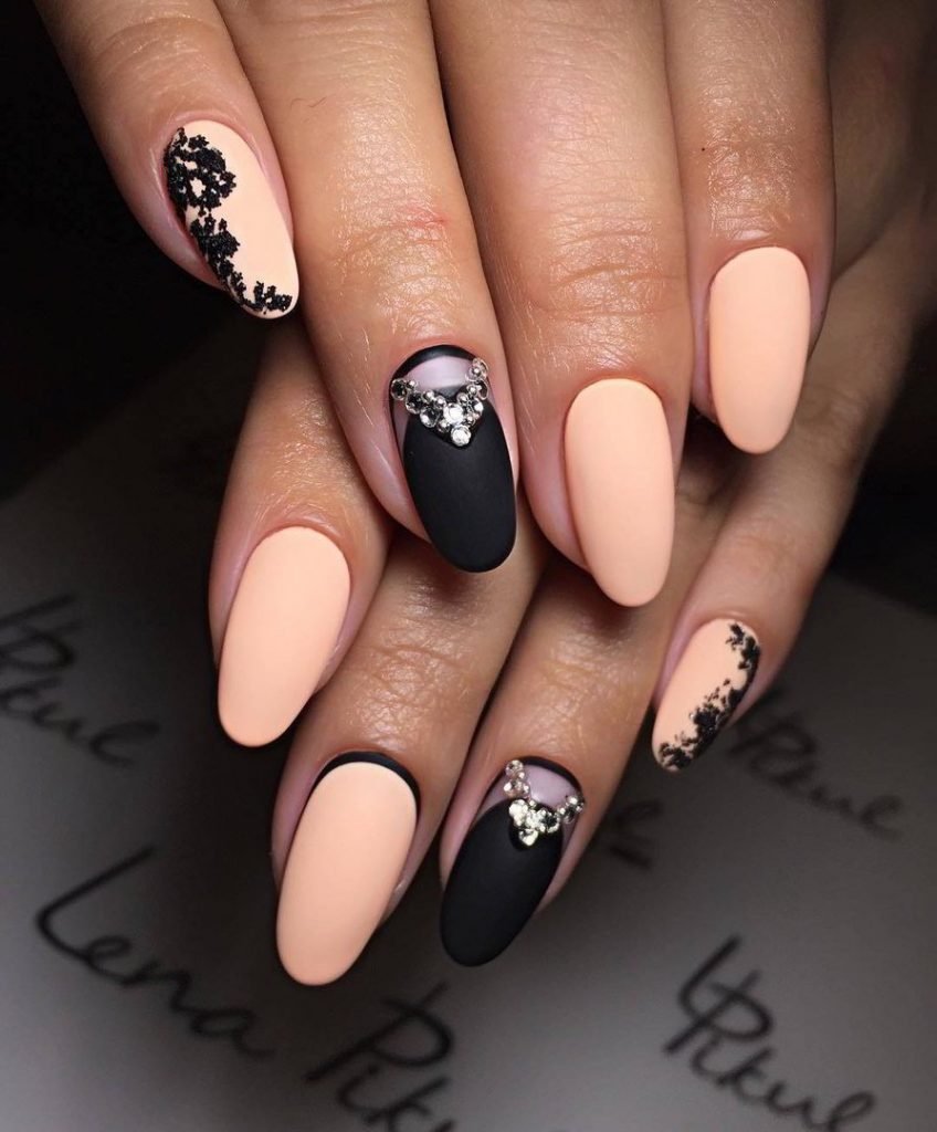 Чёрный матовый френч на миндаль