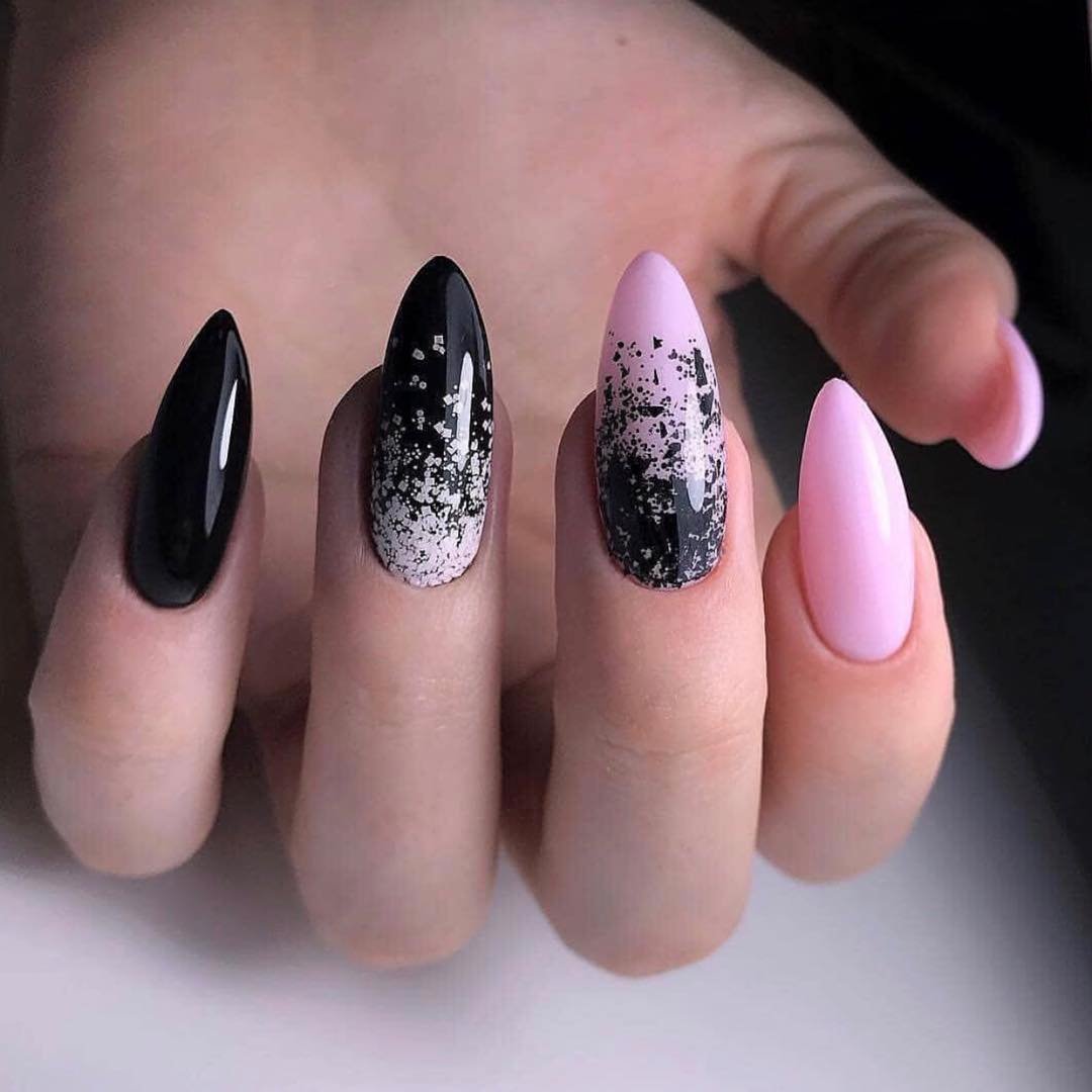 Тёмный маникюр на короткие овальные ногти