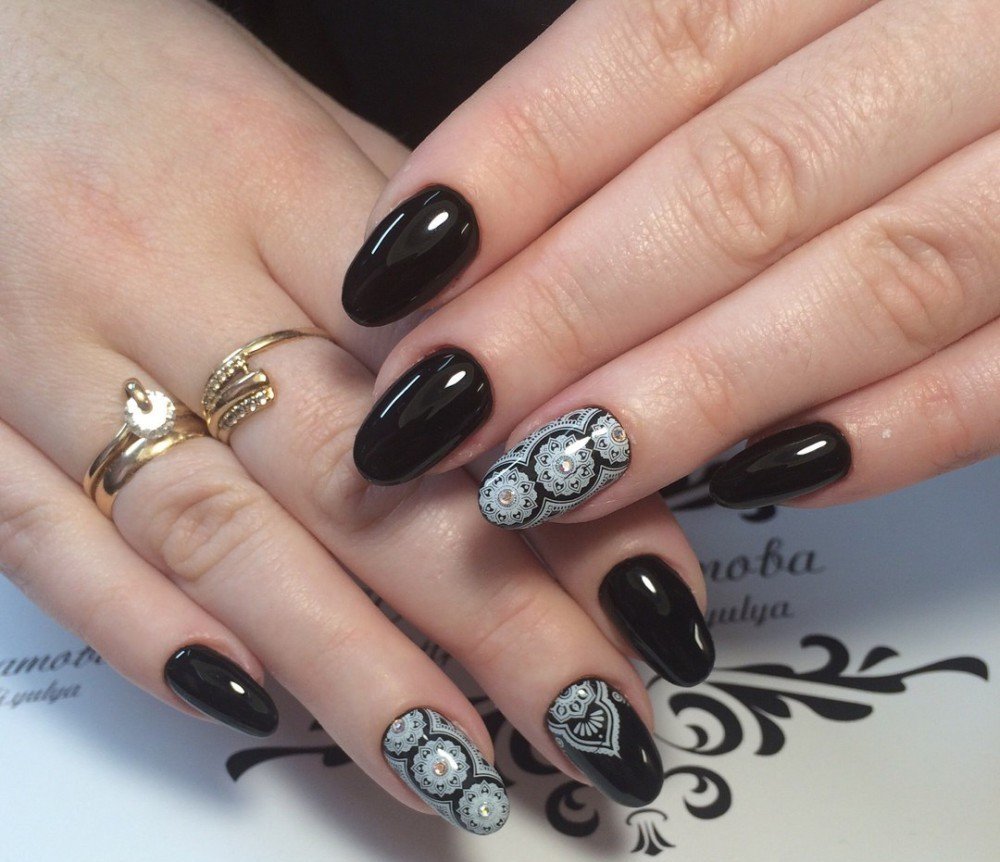 Короткие миндальные ногти черные