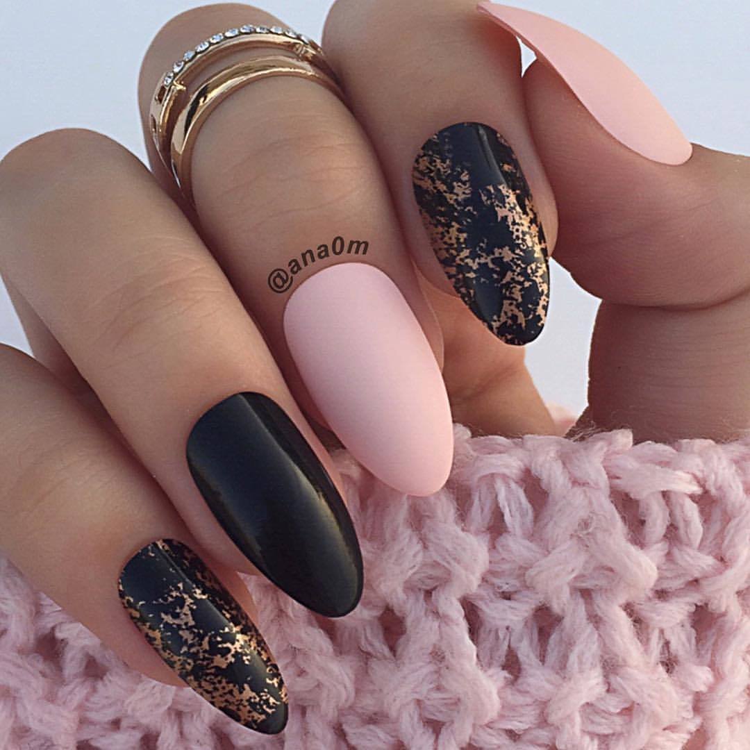 Стильный маникюр в темных тонах