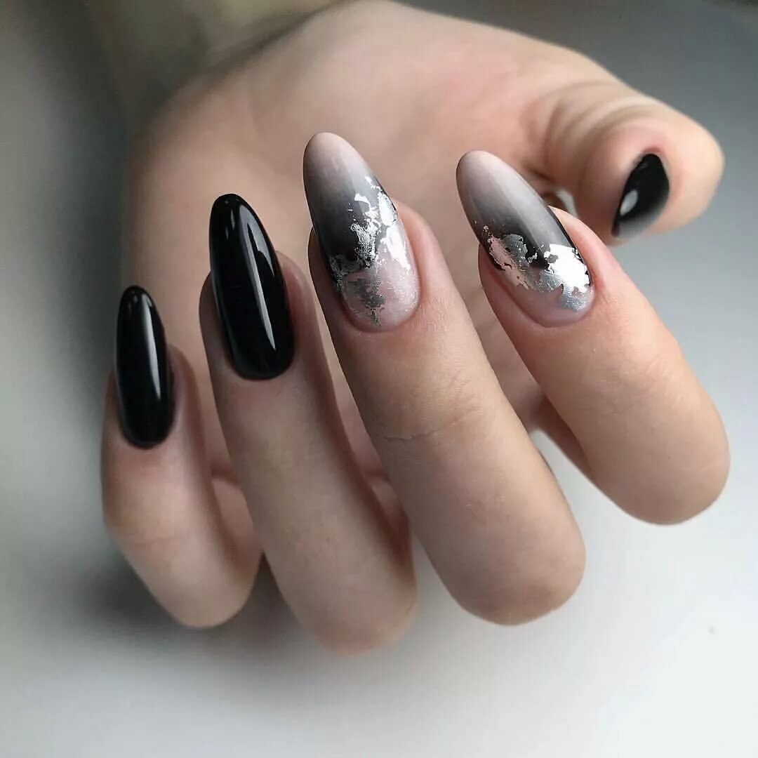 Темные овальные ногти