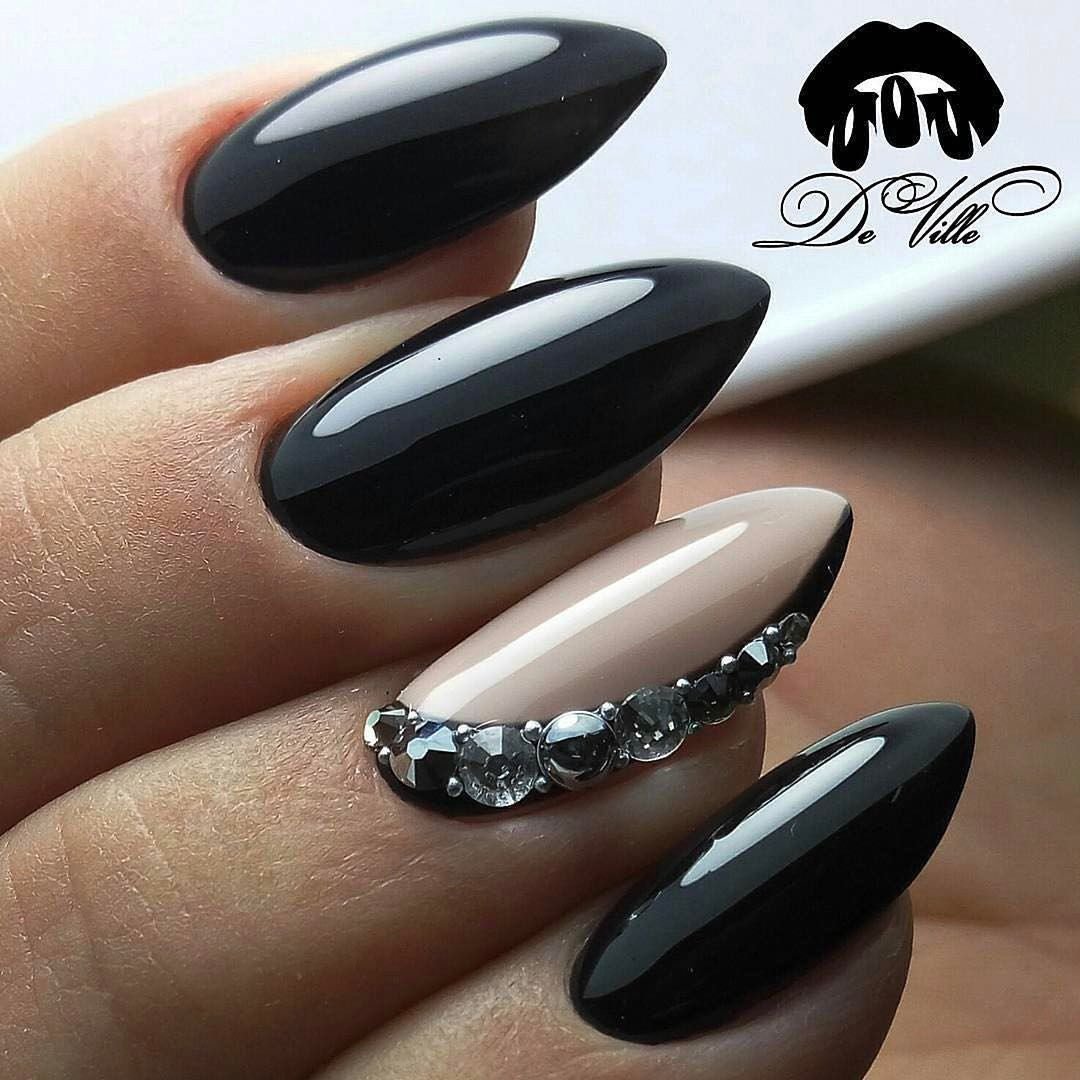 Френч бежевый с черным на миндалевидных ногтях