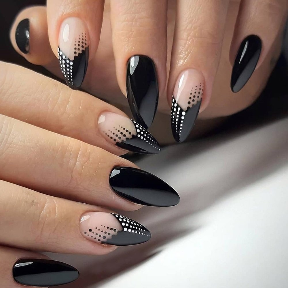 Тёмный маникюр на короткие овальные ногти