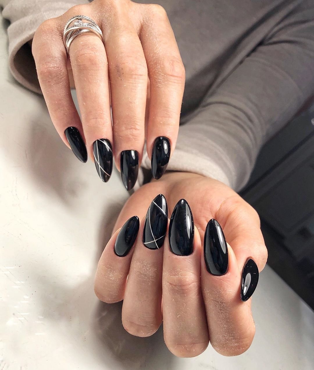 Черные овальные ногти