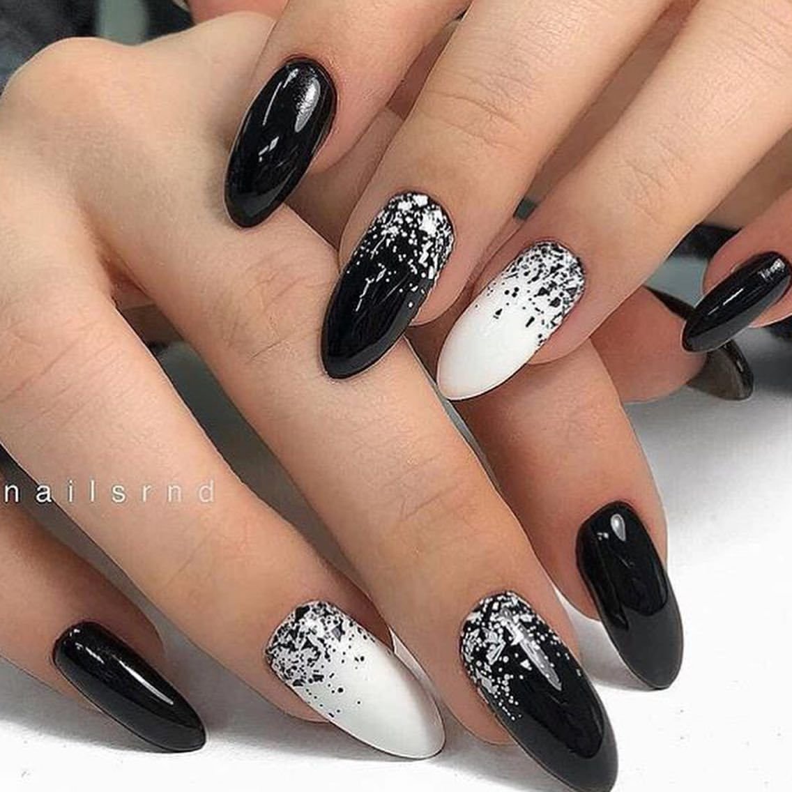 Тёмный маникюр на короткие овальные ногти