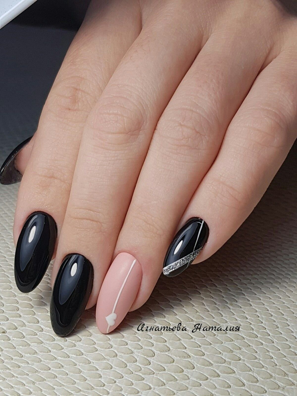 Ногти черно белые овальные