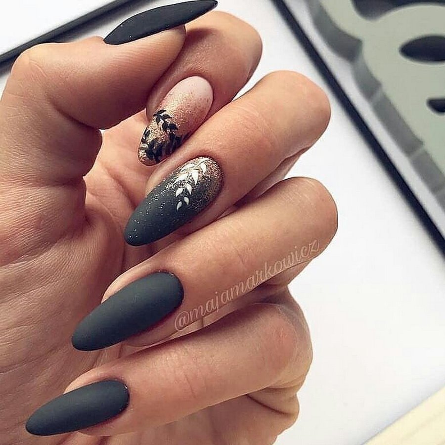 Маникюр бежевый с черным