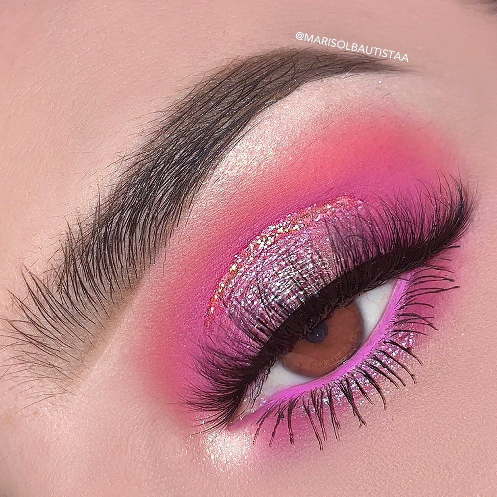 Яркий розовый макияж