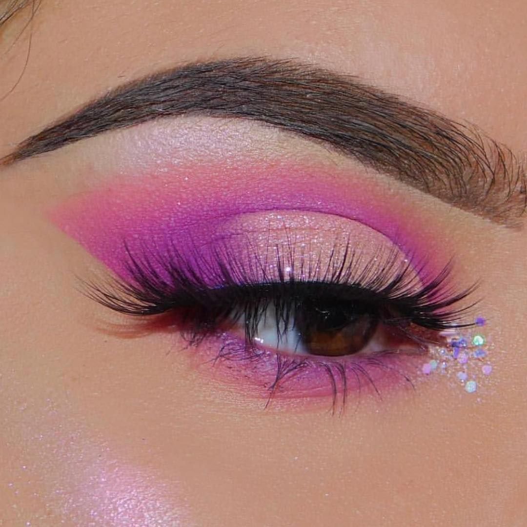 Яркий макияж с розовыми тенями