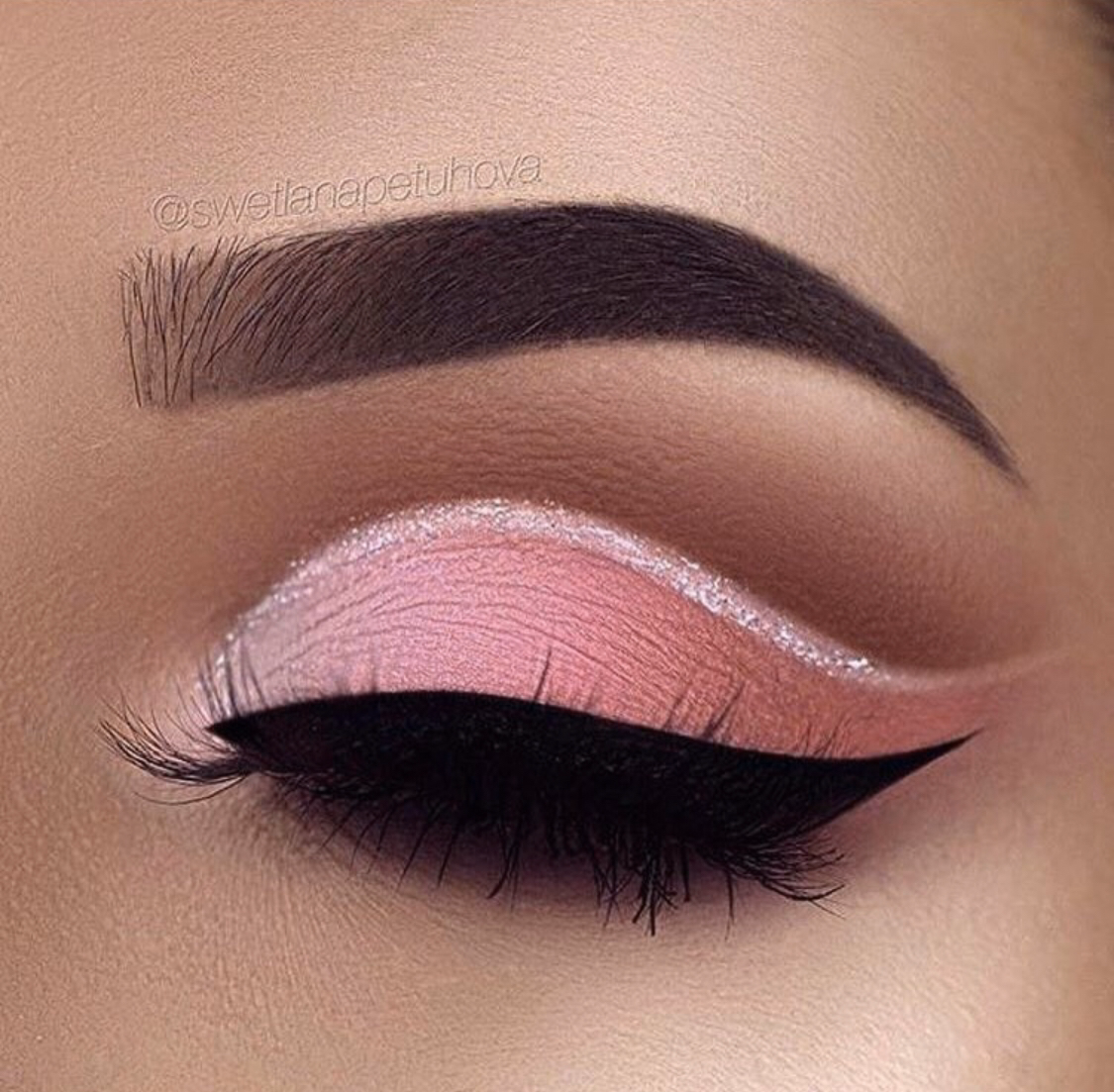 Розовый макияж