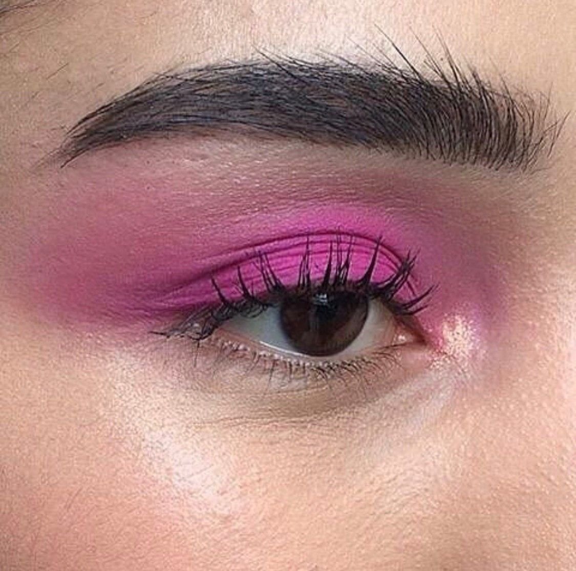 Ярко розовые тени
