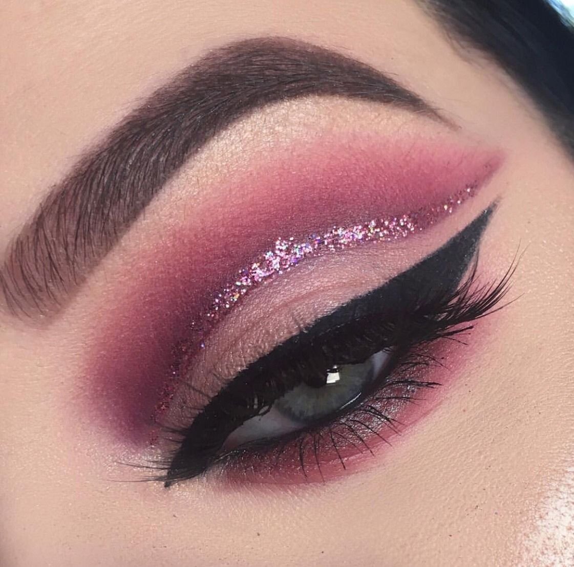 Макияж с розовыми стрелками