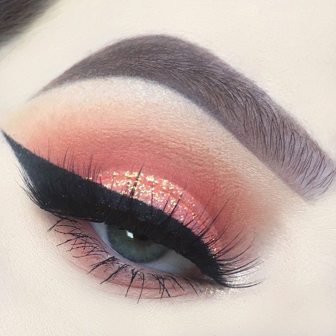 Персиковый макияж глаз