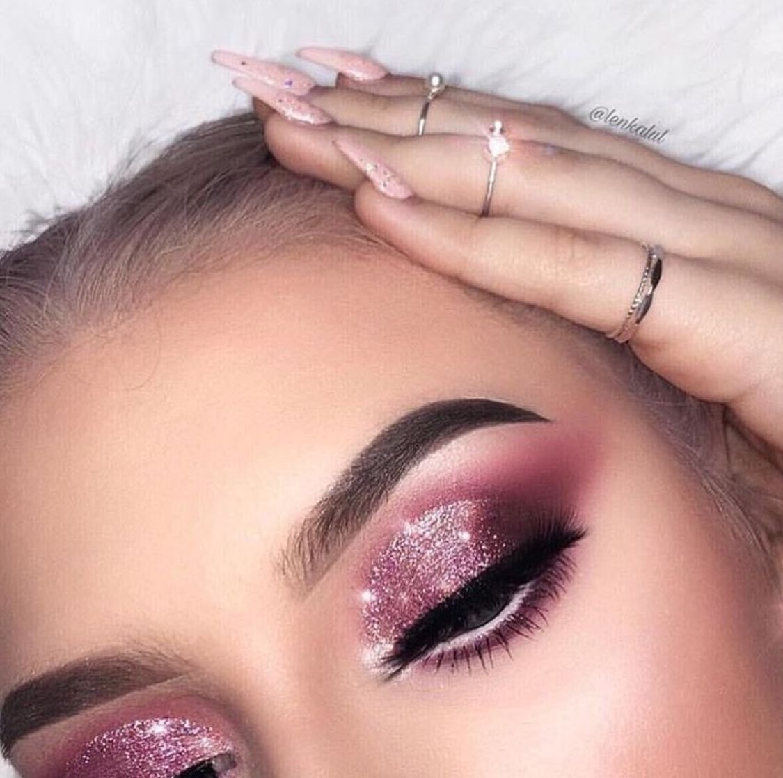 Розовый макияж