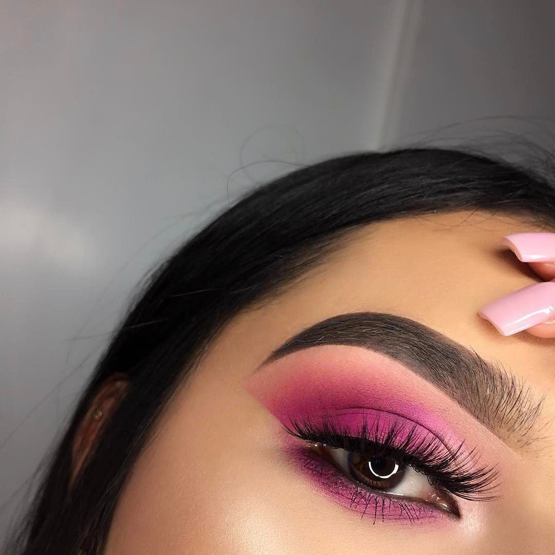 Макияж с розовыми тенями и стрелками