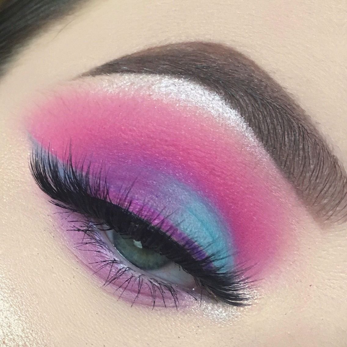 Макияж яркий розовый бирюзовый