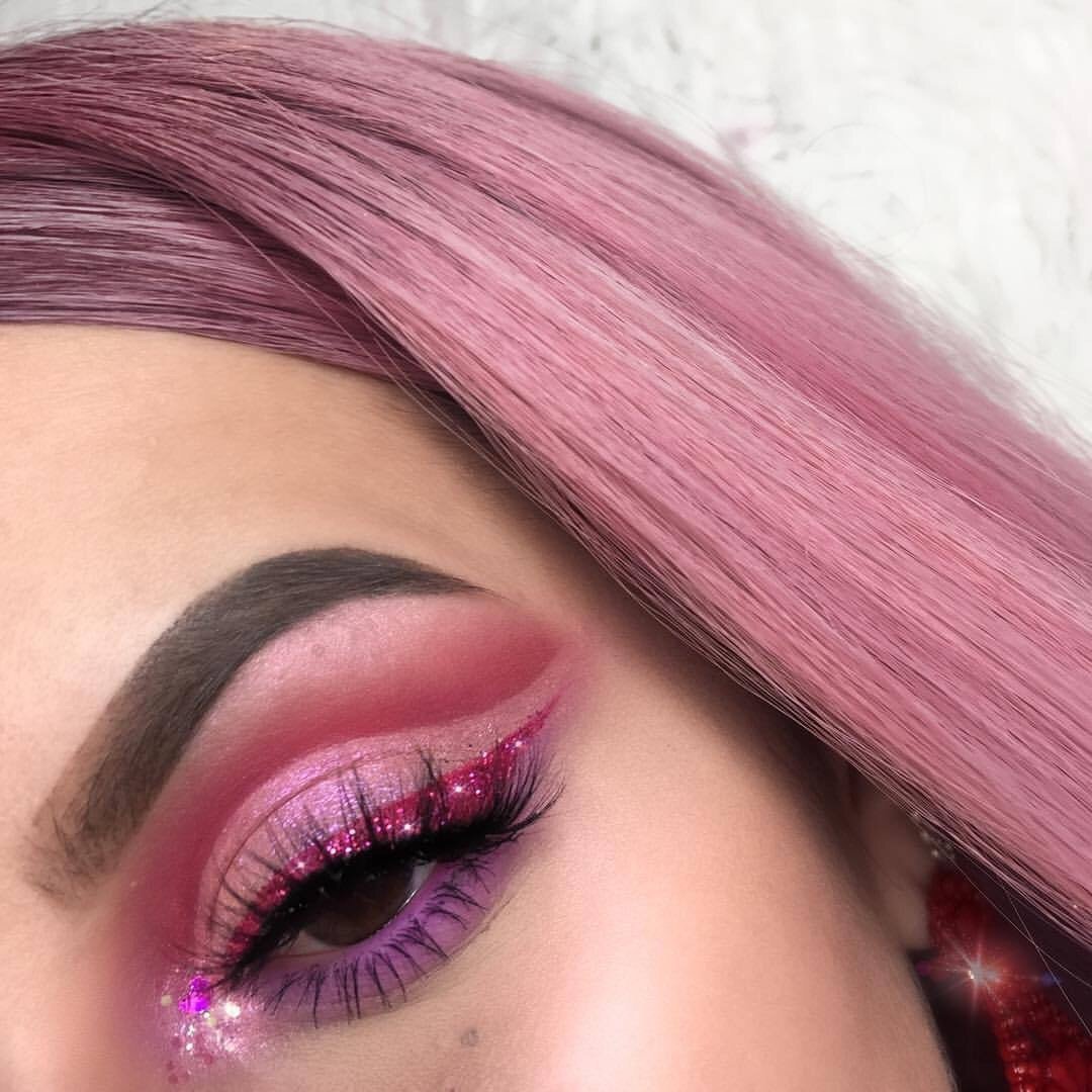 Розовый макияж